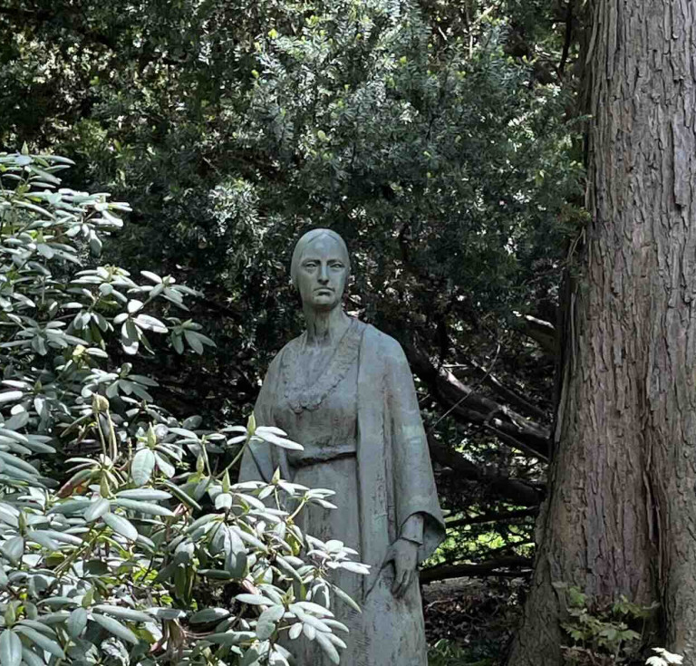 Penelope Jencks' statue of Margaret Fuller in situ pre-restoration